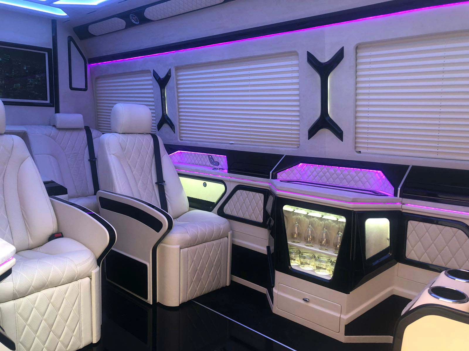 rent a mercedes v class dubai